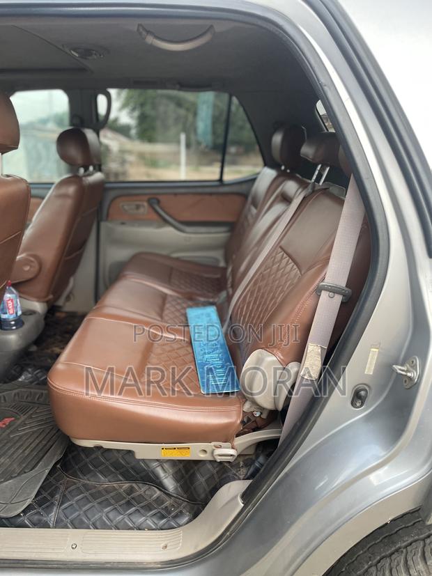 Toyota Sequoia SR5 4dr SUV 4WD (4.7L 8cyl 4A) 2002 Gray