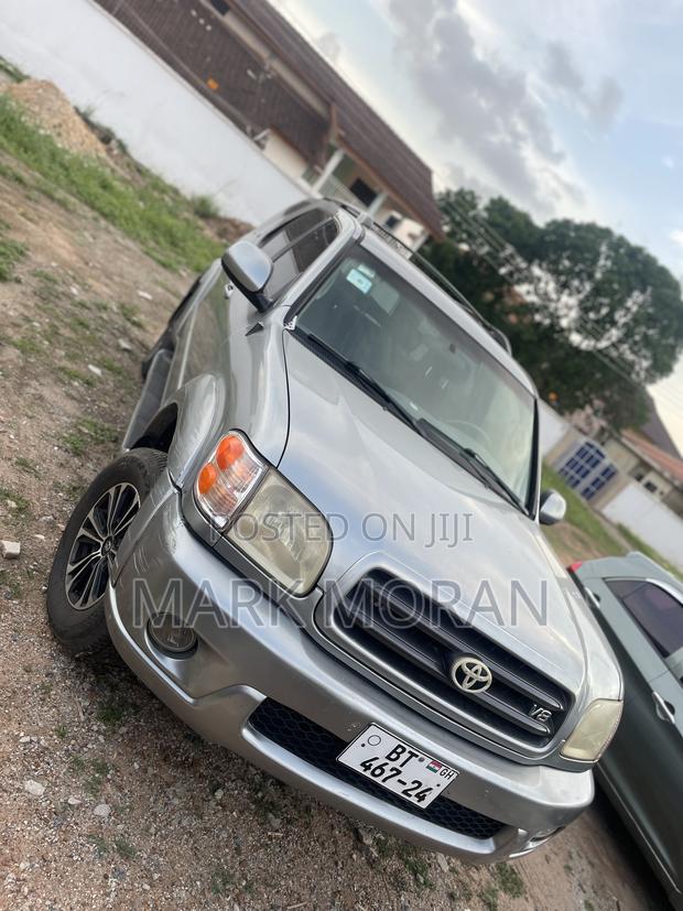 Toyota Sequoia SR5 4dr SUV 4WD (4.7L 8cyl 4A) 2002 Gray