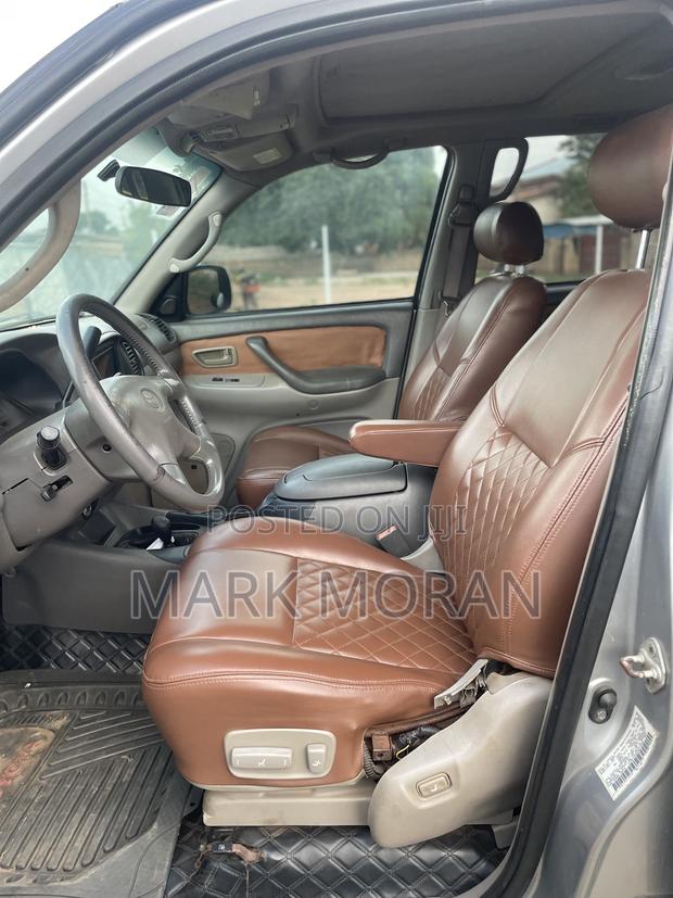 Toyota Sequoia SR5 4dr SUV 4WD (4.7L 8cyl 4A) 2002 Gray