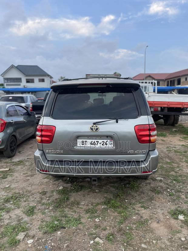 Toyota Sequoia SR5 4dr SUV 4WD (4.7L 8cyl 4A) 2002 Gray