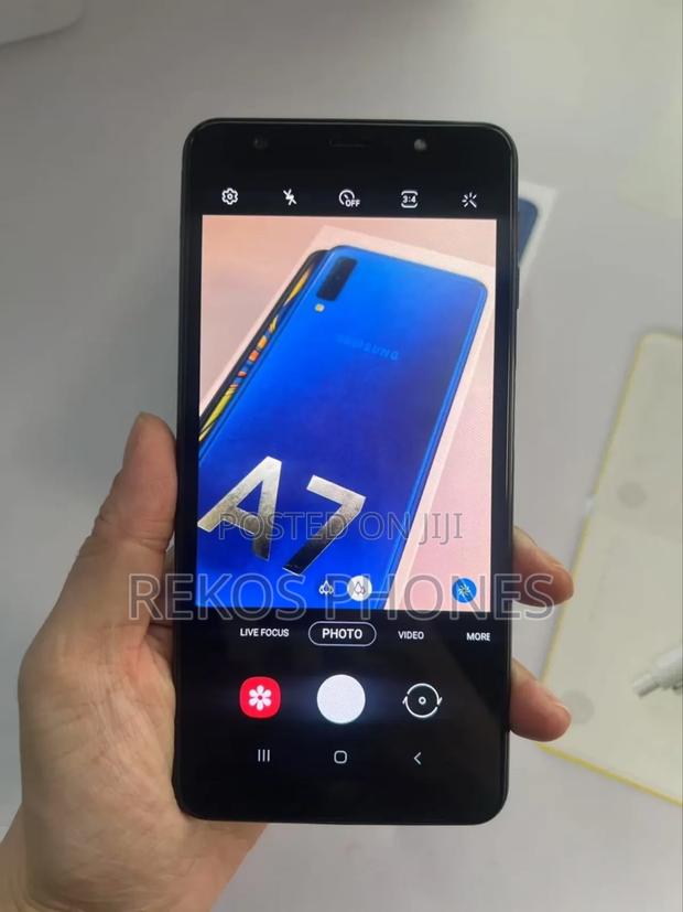 New Samsung Galaxy A7 64 GB Black photo 4