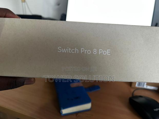 Ubiquity Unifi Pro 8 Poe Switch · Photo 2