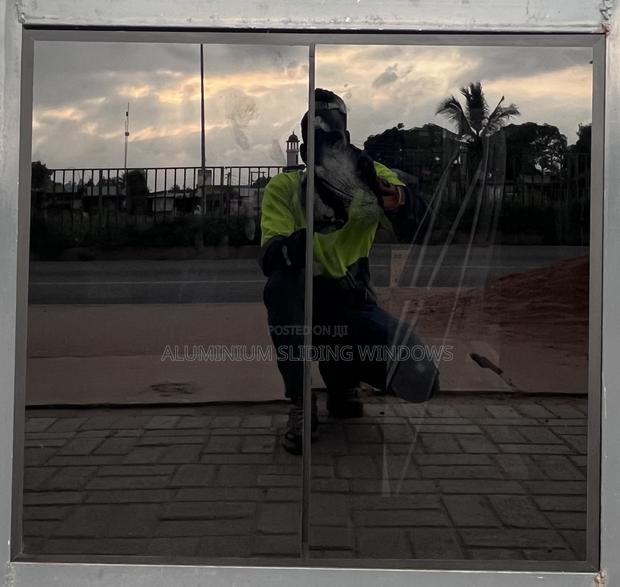 Frameless Casement Window photo 3