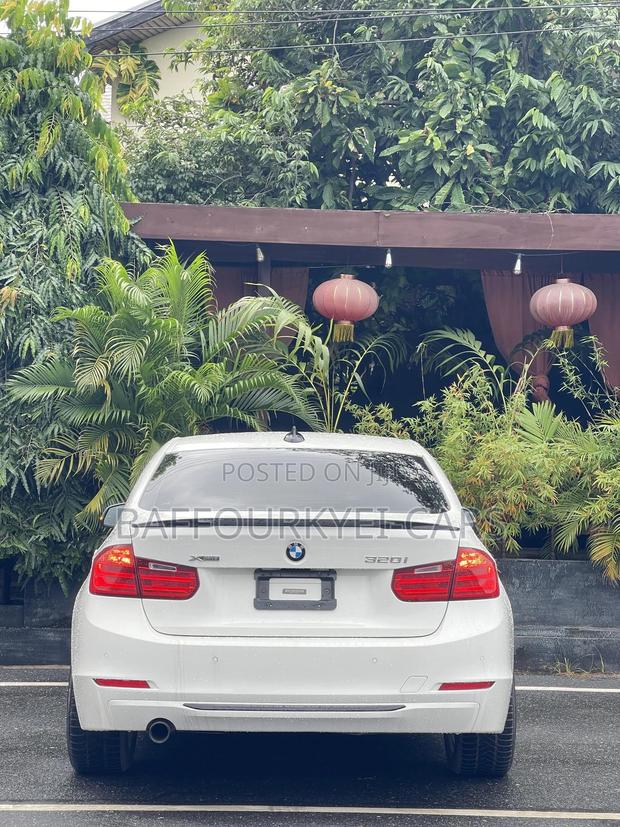 BMW 320i Sedan RWD 2014 White photo 11