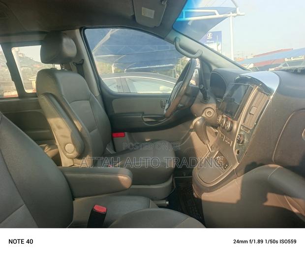 Hyundai H1 2000 Silver photo 2
