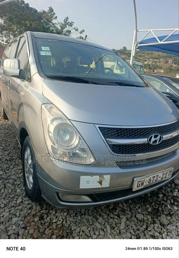 Hyundai H1 2000 Silver photo 3