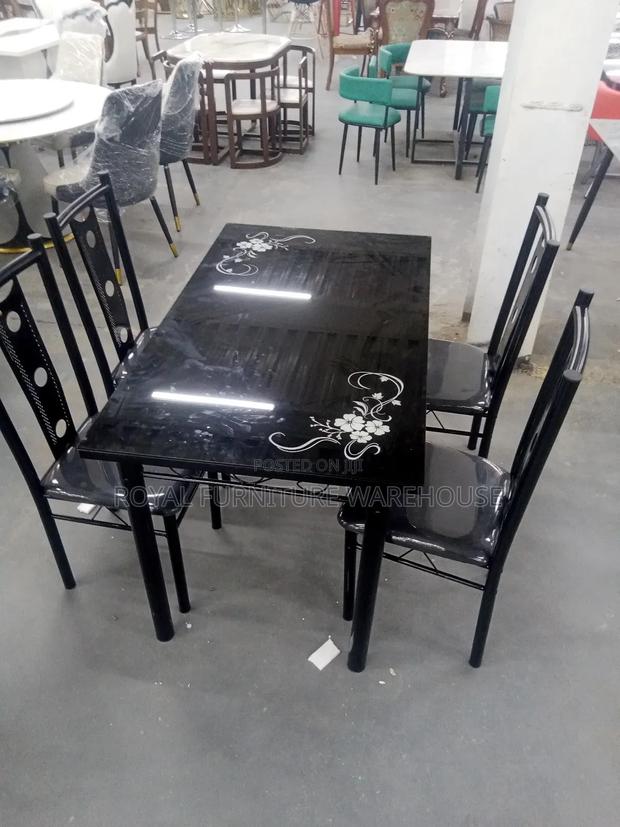 Simple 4 Seater Dining Table · Photo 4