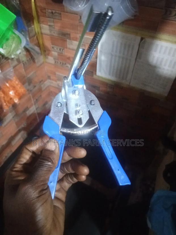 Wire Mesh Pliers · Photo 2