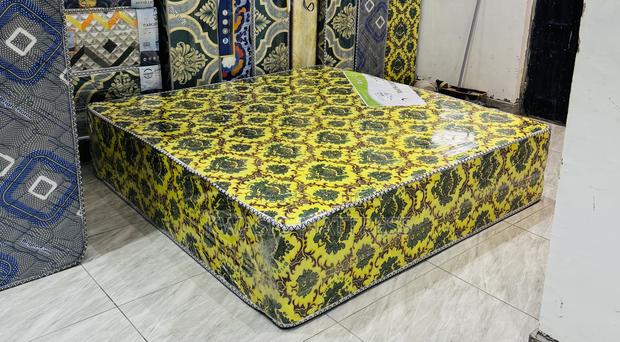12 Queen Size Mattress Super High Density · Photo 1