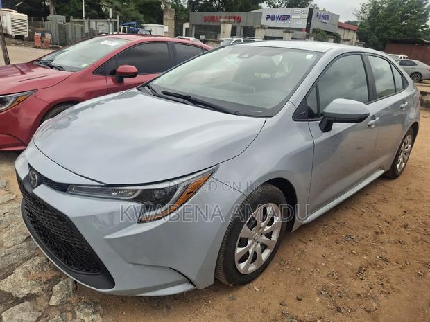 Toyota Corolla LE 2021 Silver