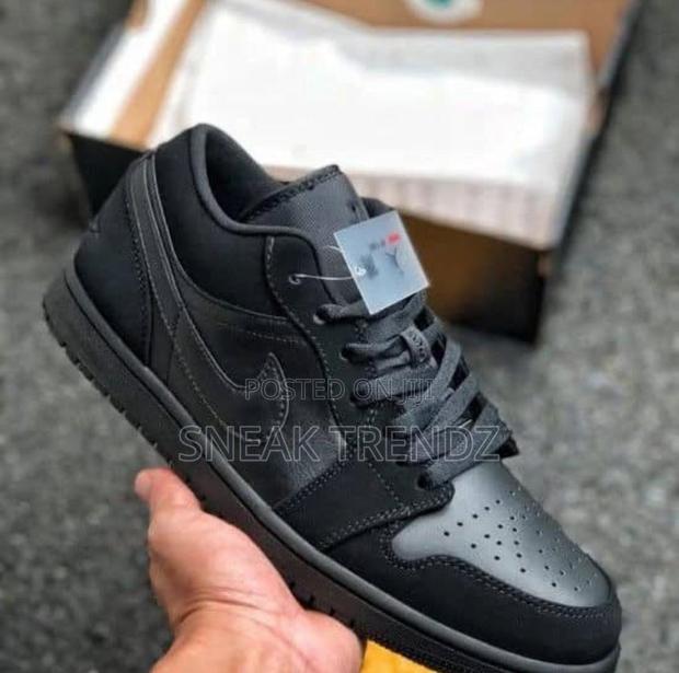 Air Jordan R1 Low Black Leather Suede · Photo 3