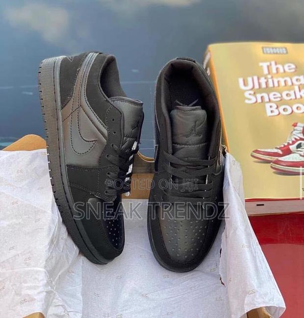 Air Jordan R1 Low Black Leather Suede · Photo 4
