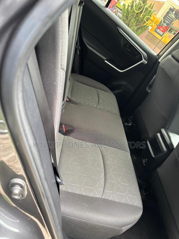 Toyota RAV4 Limited 2022 Gray photo 3