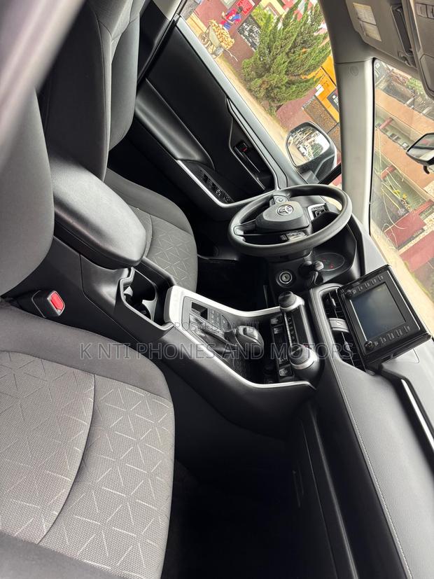 Toyota RAV4 Limited 2022 Gray photo 2