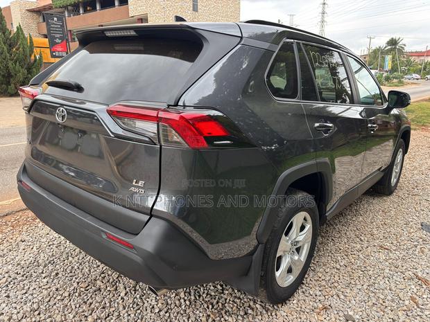 Toyota RAV4 Limited 2022 Gray photo 5