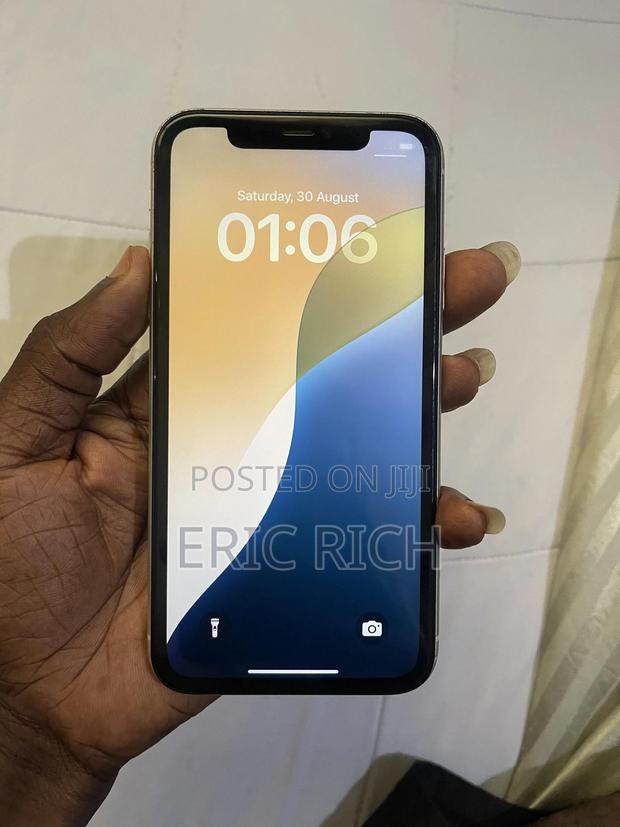 Apple iPhone 11 64 GB White · Photo 2