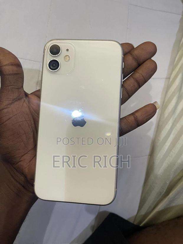 Apple iPhone 11 64 GB White · Photo 1