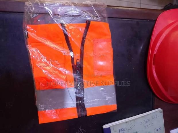 Reflective Vest With Zip And Reflectors. · Photo 4
