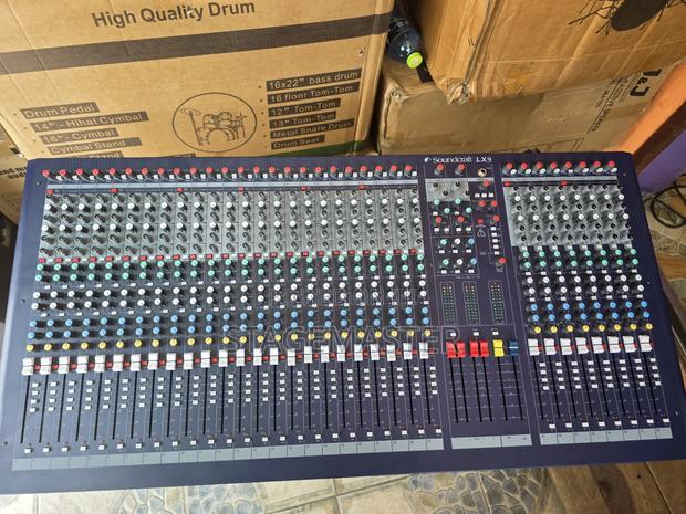 Soundcraft 32 Channel Lx9 Console Mixer · Photo 3