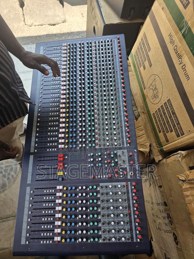 Soundcraft 32 Channel Lx9 Console Mixer · Photo 4