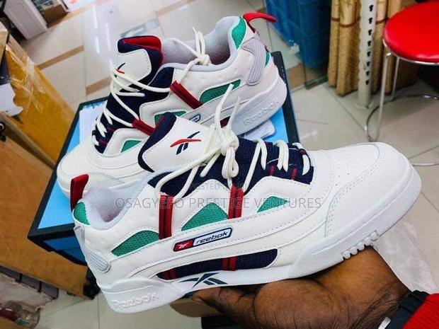 Classic Reebok Sneakers · Photo 4