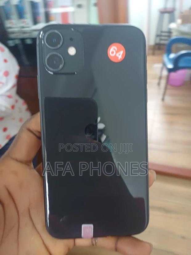 Apple iPhone 11 64 GB Black · Photo 1