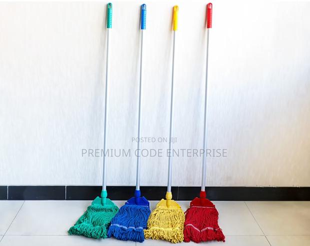 Industrial Microfiber Mop With Silver Handle · Photo 3