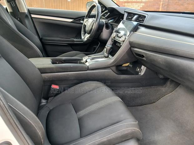 Honda Civic Sport Hatchback 2018 White photo 7