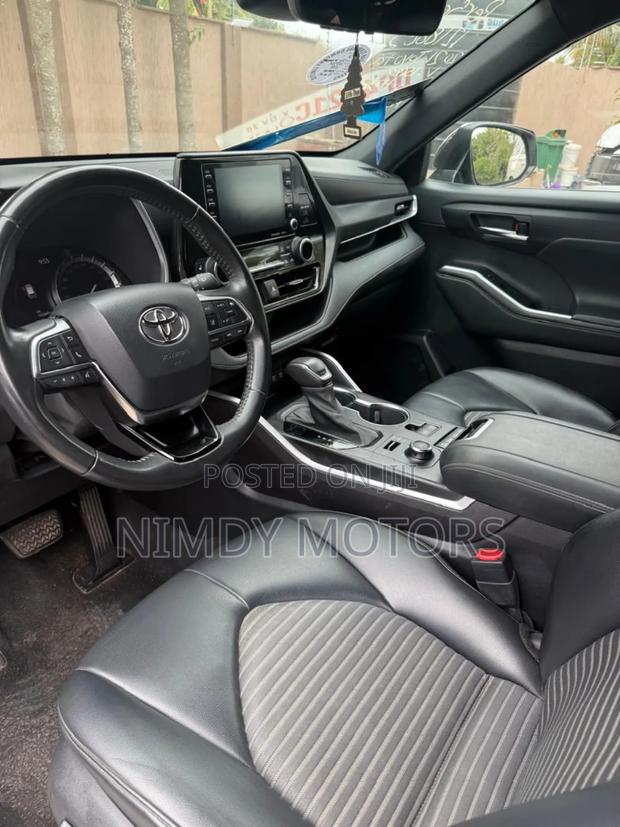 Toyota Highlander XSE 2022 Silver photo 3
