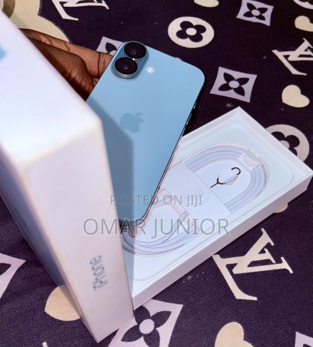 New Apple iPhone 16 128 GB Blue · Photo 1