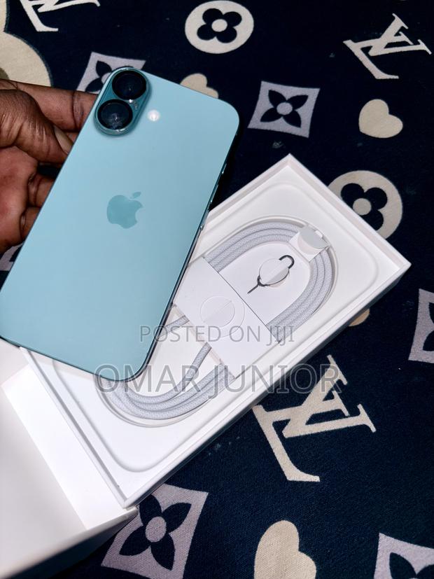 New Apple iPhone 16 128 GB Blue · Photo 3