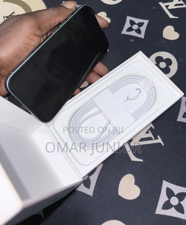 New Apple iPhone 16 128 GB Blue · Photo 2
