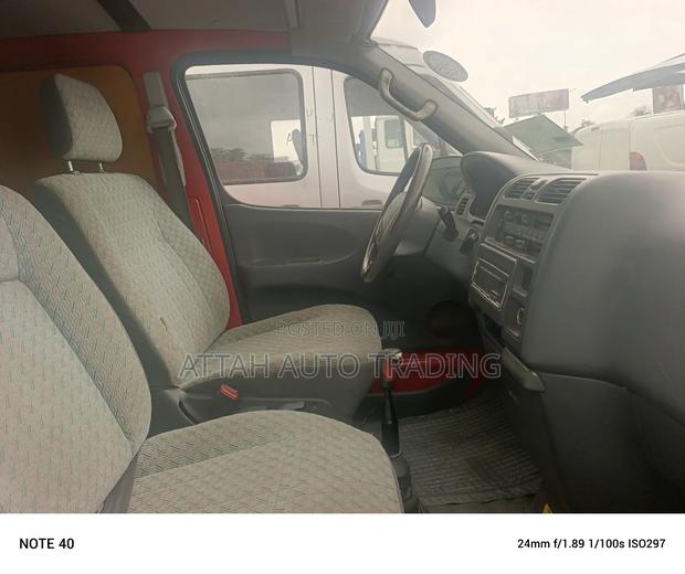 Toyota HiAce 2000 Red photo 2