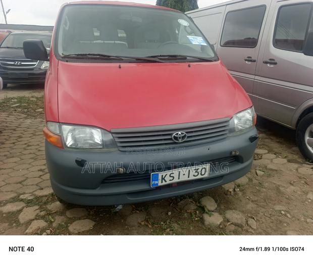 Toyota HiAce 2000 Red