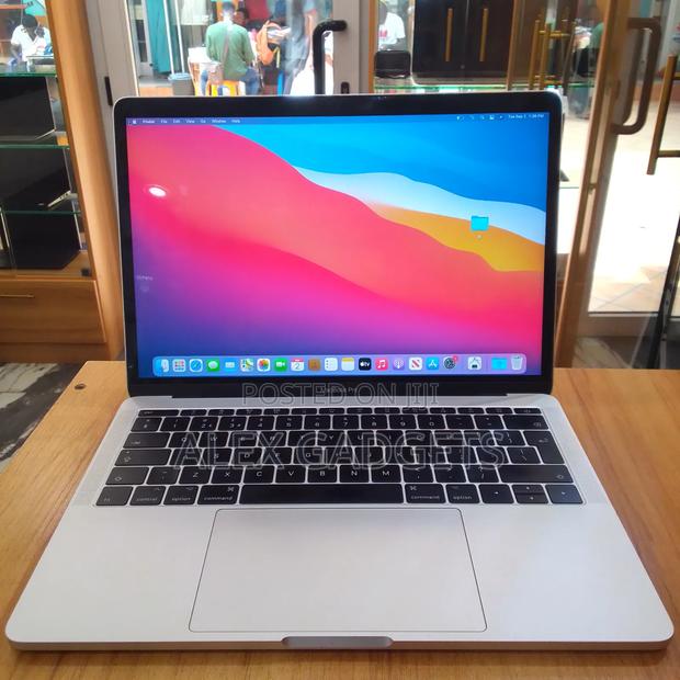 Laptop Apple MacBook Pro 2017 8GB Intel Core I5 eMMC 256GB