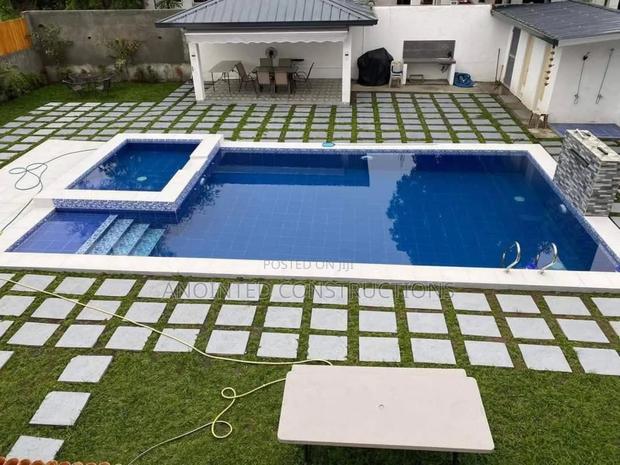 Swimming Pool, Spa, Astroturf · Photo 1