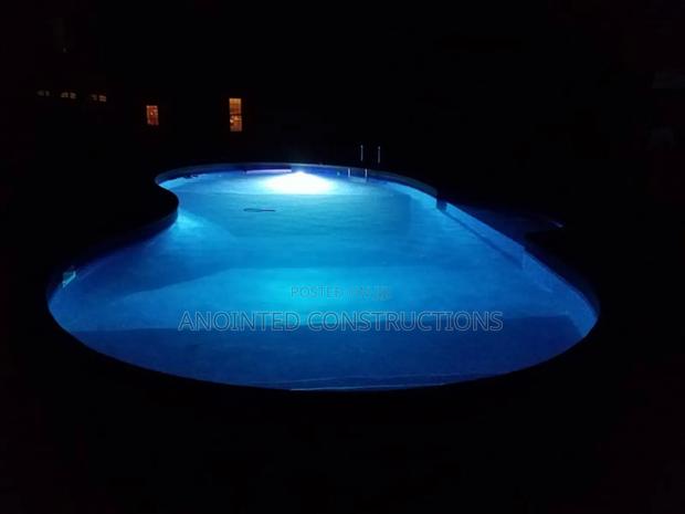 Swimming Pool, Spa, Astroturf · Photo 2
