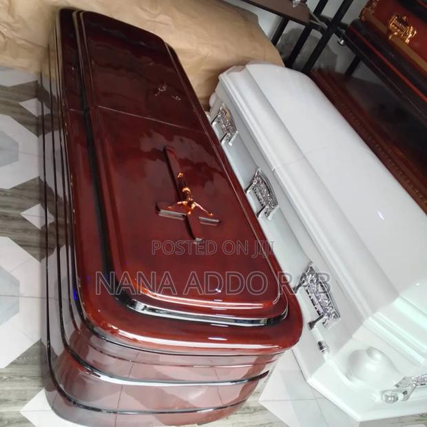 Stain Casket With Jesus's Cross on It · Photo 2