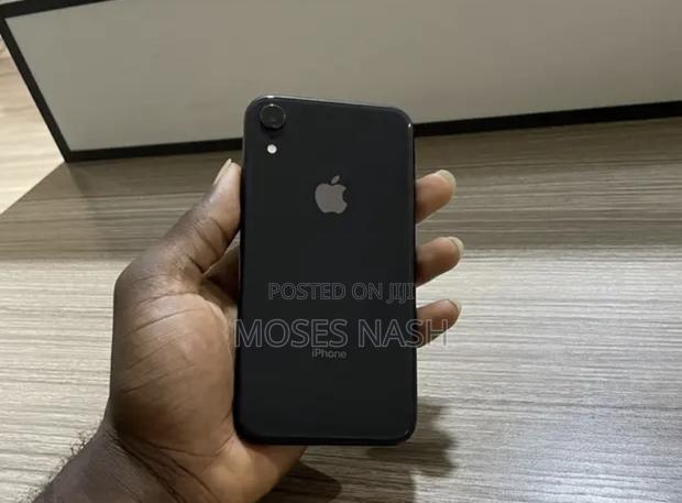 Apple iPhone XR 128 GB Black · Photo 2