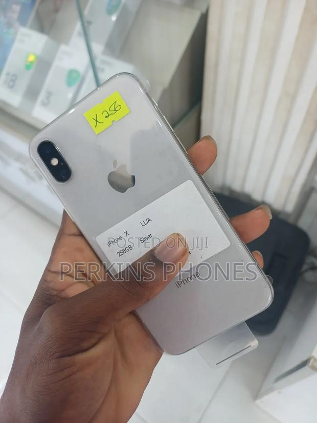 Apple iPhone X 256 GB Silver · Photo 1