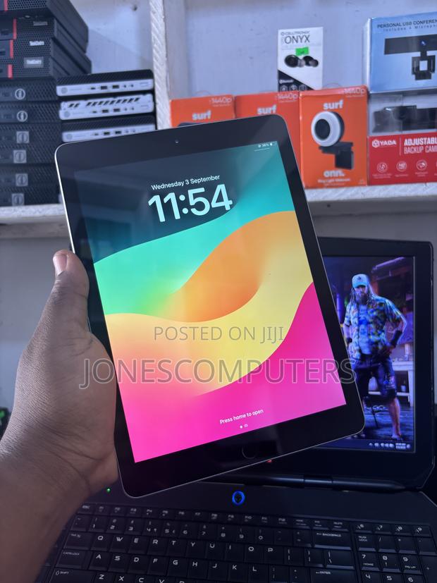 Apple iPad 9.7 32 GB Gray