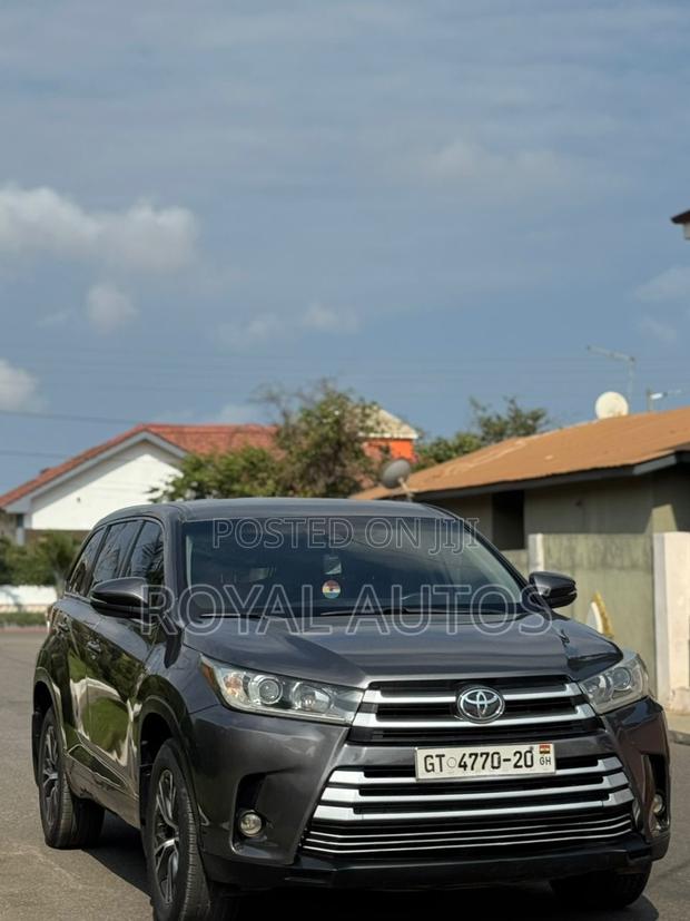 Toyota Highlander LE 4x2 (2.7L 4cyl 6A) 2018 Gray photo 3