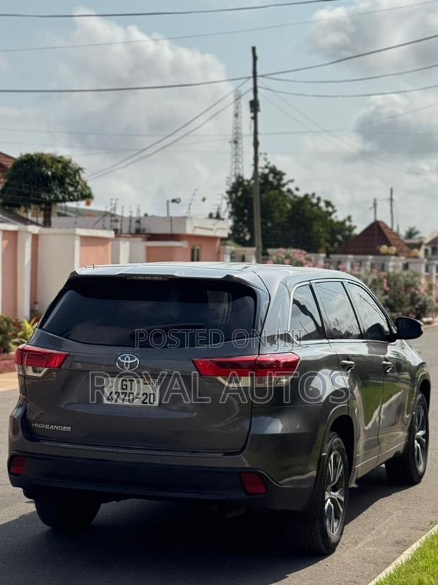 Toyota Highlander LE 4x2 (2.7L 4cyl 6A) 2018 Gray photo 5