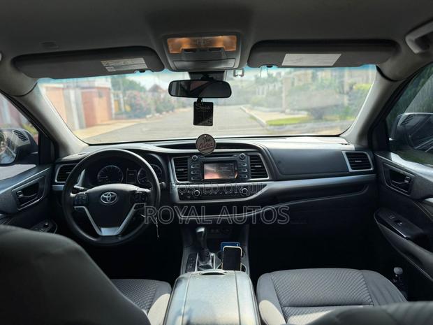 Toyota Highlander LE 4x2 (2.7L 4cyl 6A) 2018 Gray photo 8