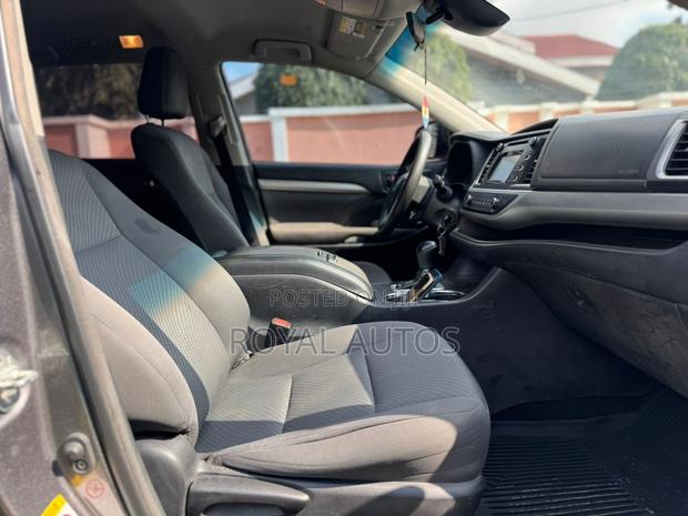 Toyota Highlander LE 4x2 (2.7L 4cyl 6A) 2018 Gray photo 6