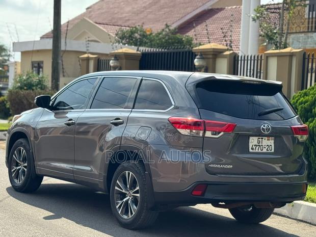 Toyota Highlander LE 4x2 (2.7L 4cyl 6A) 2018 Gray photo 4