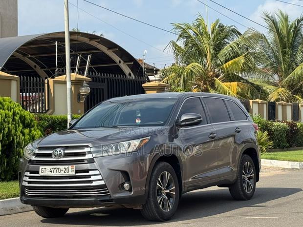 Toyota Highlander LE 4x2 (2.7L 4cyl 6A) 2018 Gray photo 2