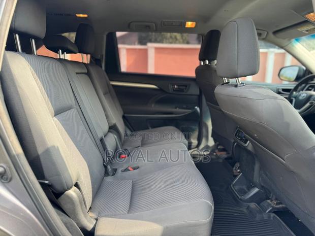 Toyota Highlander LE 4x2 (2.7L 4cyl 6A) 2018 Gray photo 7