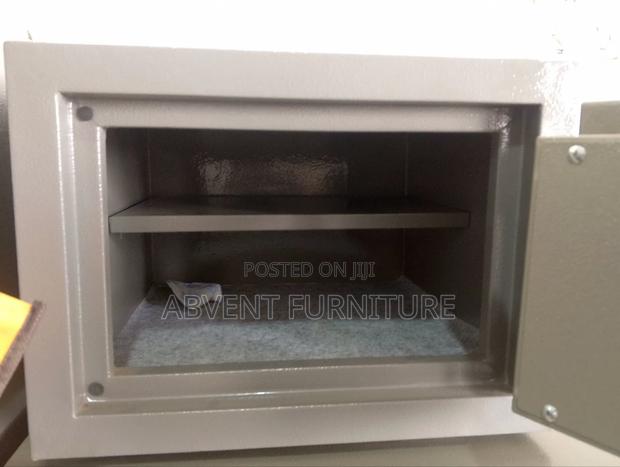 Small Fire Proof Money Safe · Photo 4