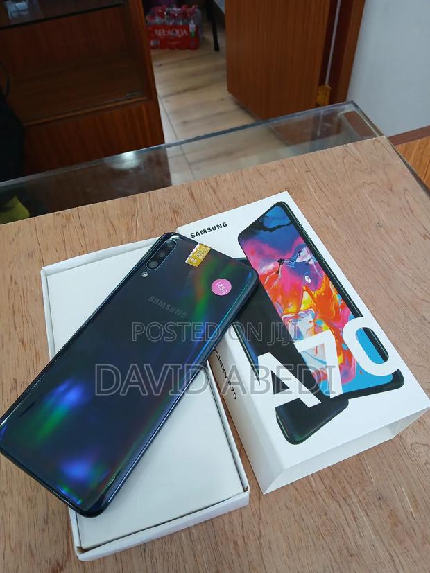 New Samsung Galaxy A70 128 GB Blue photo 2